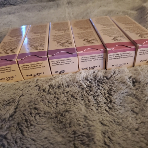 TimeWise Matte-Wear Liquid Foundation - Picture 2 of 2